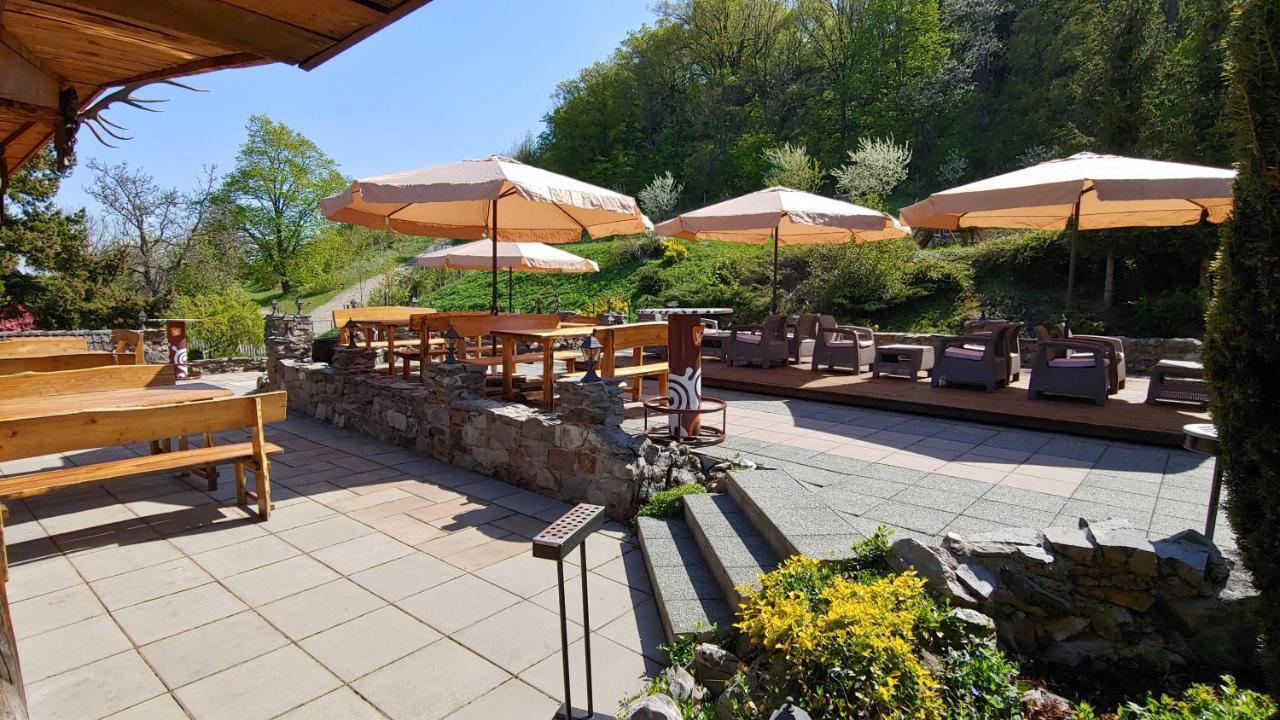 Pod Hradom Restaurant & Pension Topoľčany Zewnętrze zdjęcie
