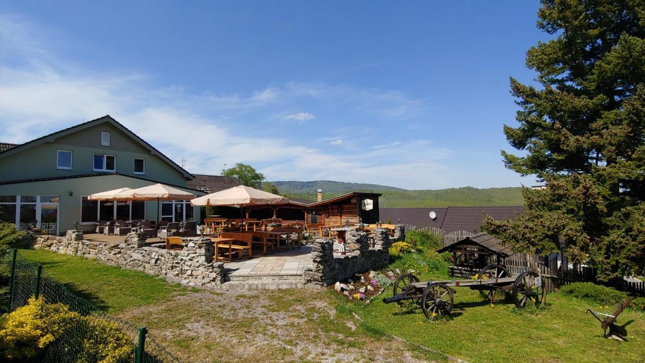 Pod Hradom Restaurant & Pension Topoľčany Zewnętrze zdjęcie