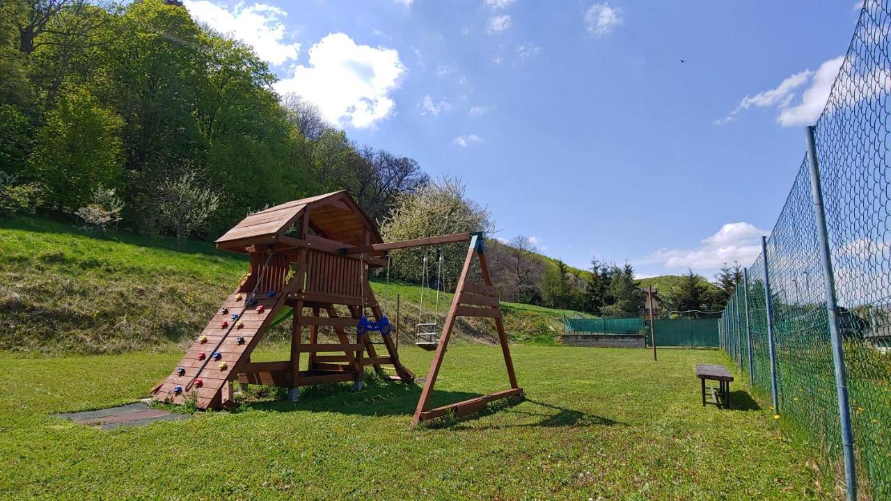 Pod Hradom Restaurant & Pension Topoľčany Zewnętrze zdjęcie