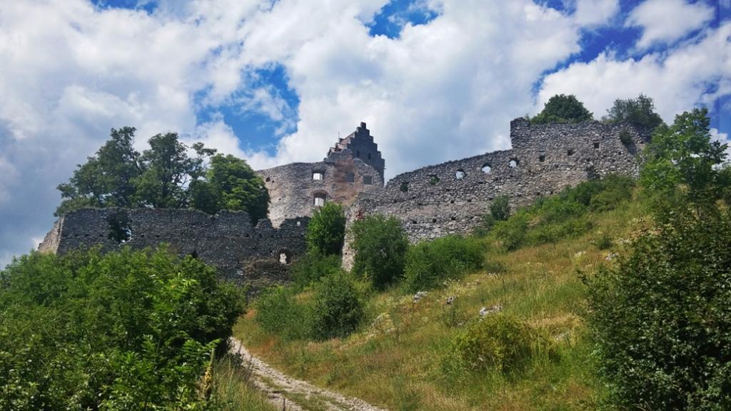 Pod Hradom Restaurant & Pension Topoľčany Zewnętrze zdjęcie