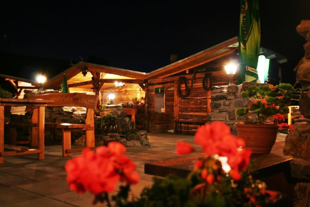 Pod Hradom Restaurant & Pension Topoľčany Zewnętrze zdjęcie