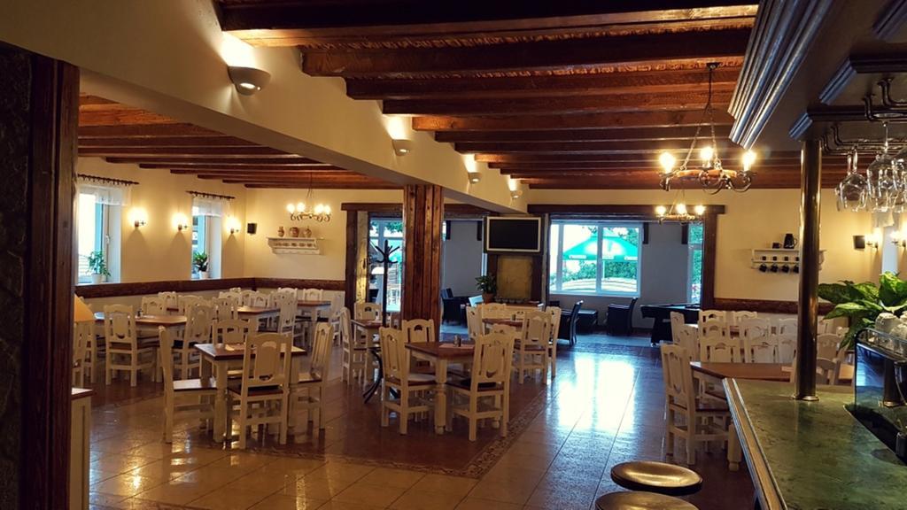 Pod Hradom Restaurant & Pension Topoľčany Zewnętrze zdjęcie